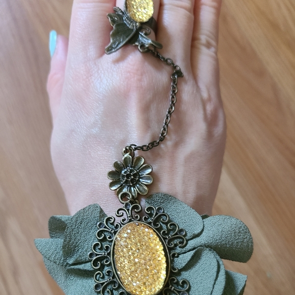 🌟 4/$20 Victorian Inspired Bracelet and Ring - Picture 5 of 6